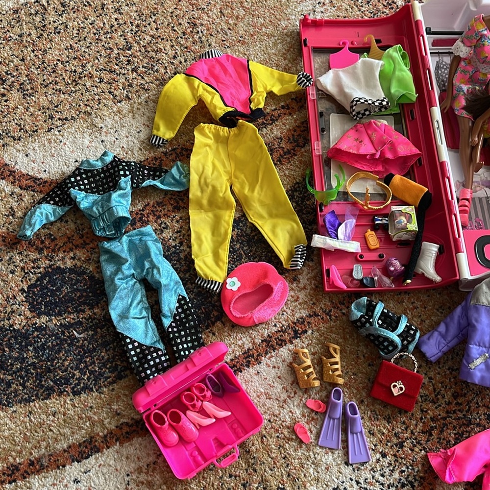 Barbie’s Playset with Accessories - Picture 3 of 3